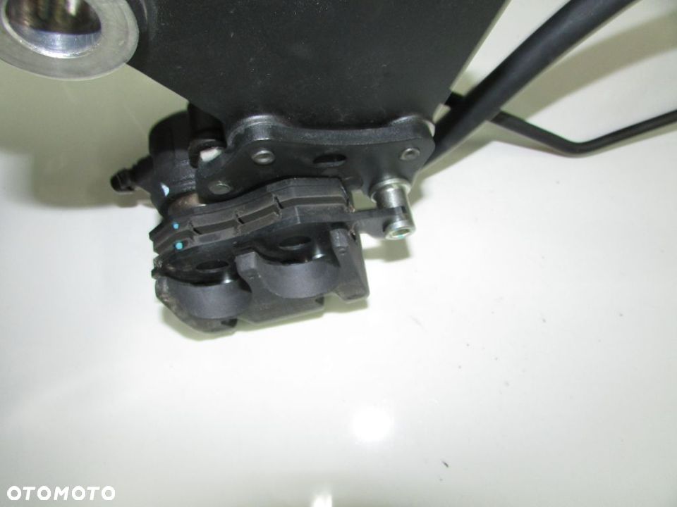 Kawasaki Z400 19r zacisk hamulca tył jarzmo klocki - 2