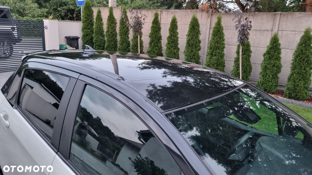 Toyota Yaris Hybrid 100 Selection Platinum - 26
