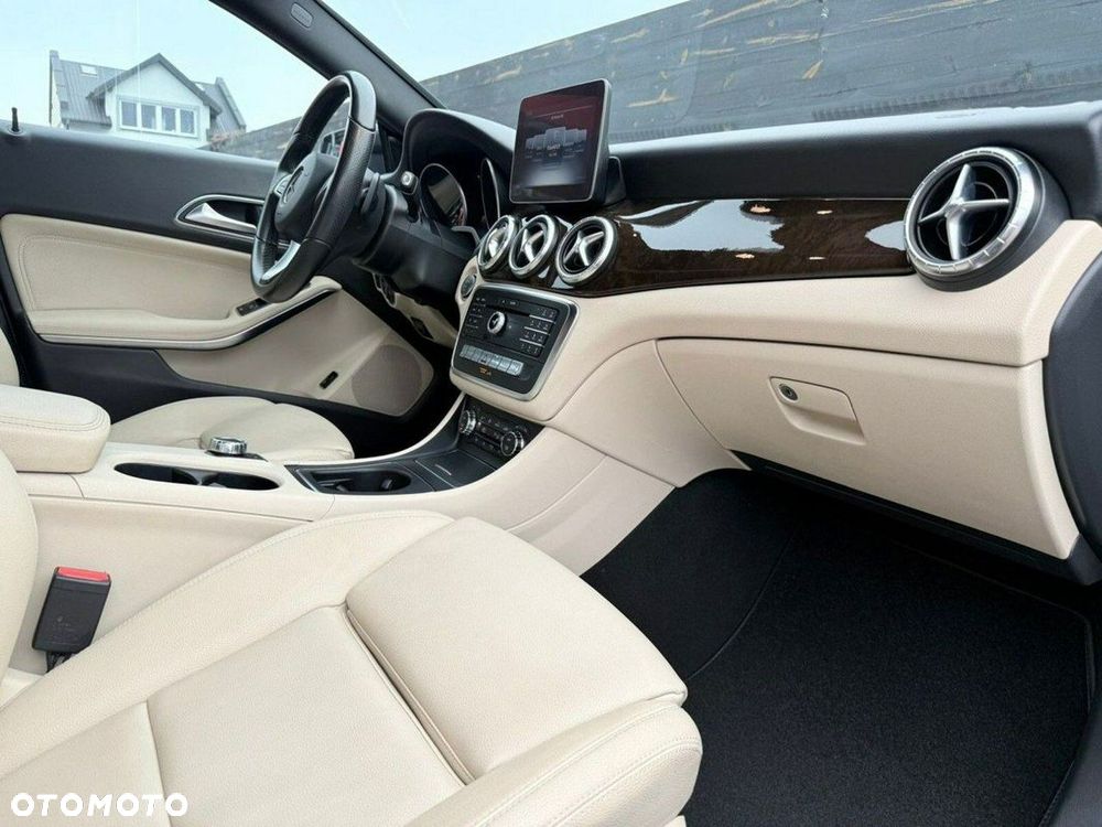 Mercedes-Benz CLA - 32