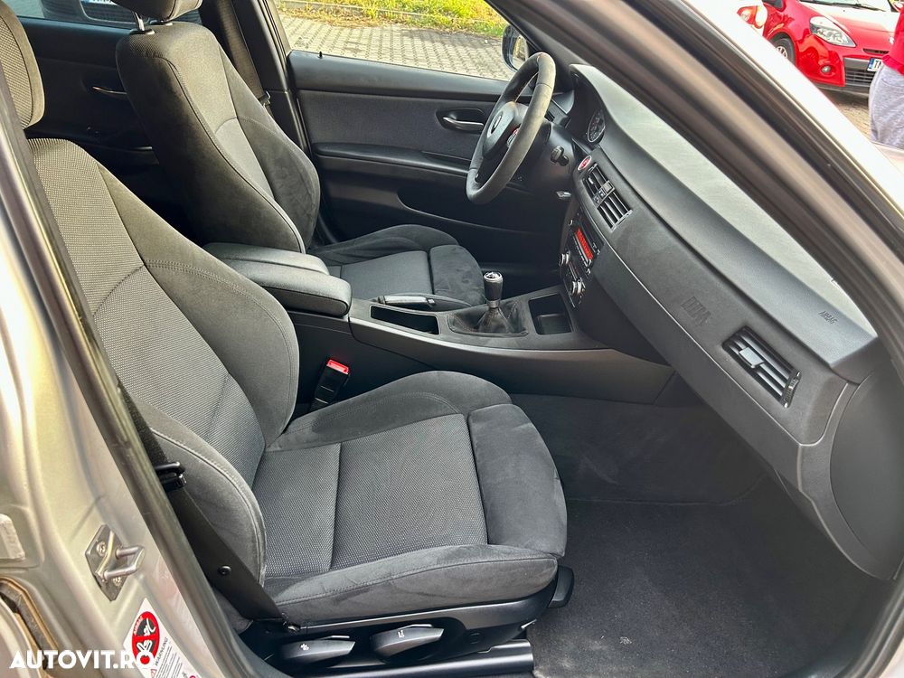 BMW Seria 3 320d DPF Touring Blue Performance Edition Lifestyle - 9