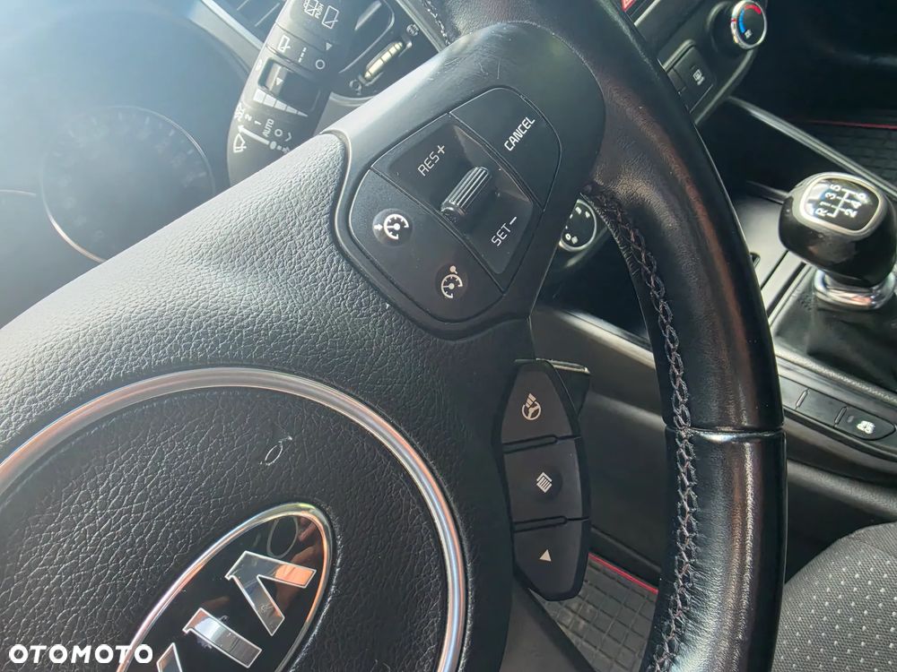 Kia Carens 1.6 GDI Attract - 24