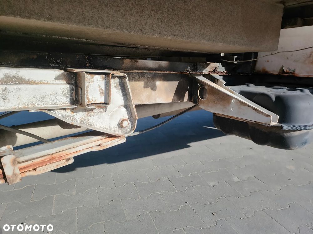 Mercedes-Benz 310 - 5