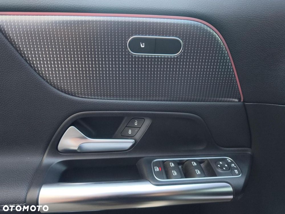 Mercedes-Benz GLA - 12