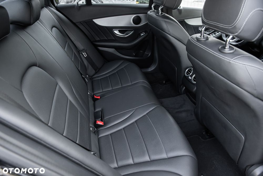 Mercedes-Benz Klasa C 400 4Matic 7G-TRONIC AMG Line - 31