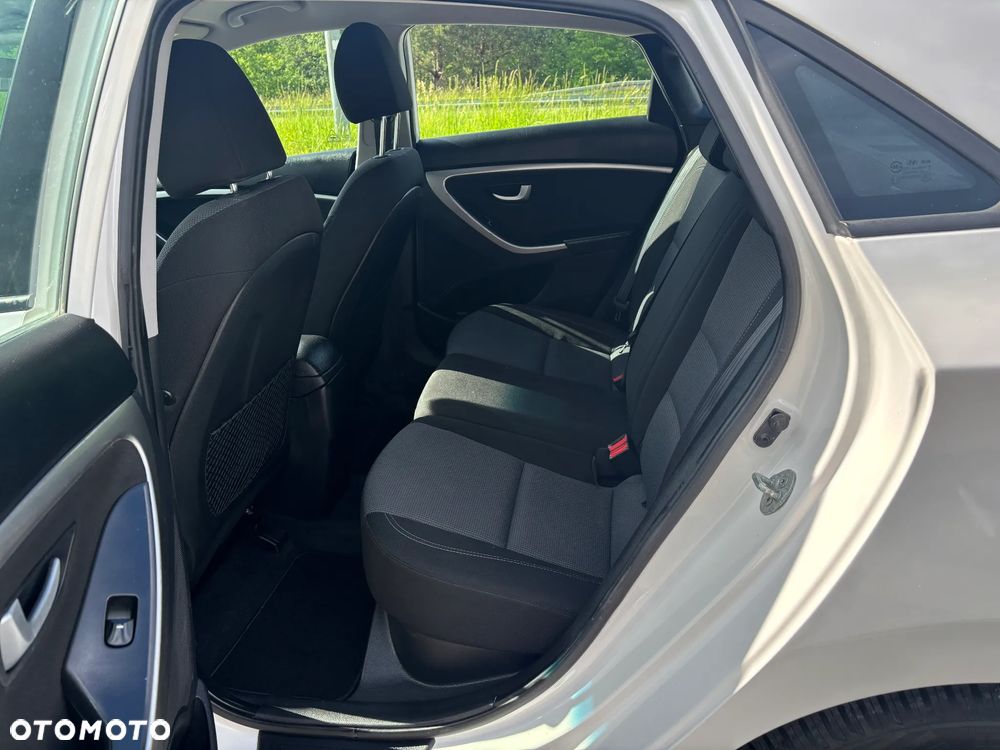 Hyundai i30 blue 1.6 CRDi Passion - 13