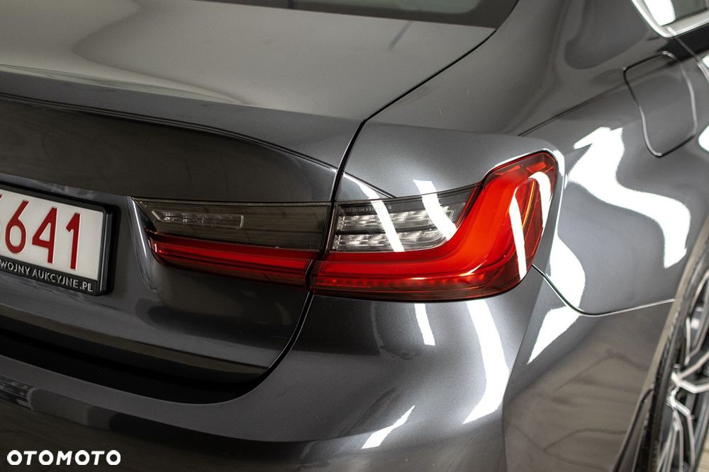 BMW Seria 3 330i xDrive - 9