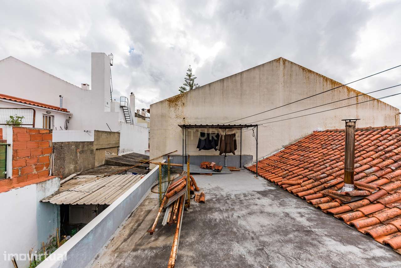 Moradia T2 Transformada em T3 com Terraço e Churrasqueira | Vialonga - Grande imagem: 4/22