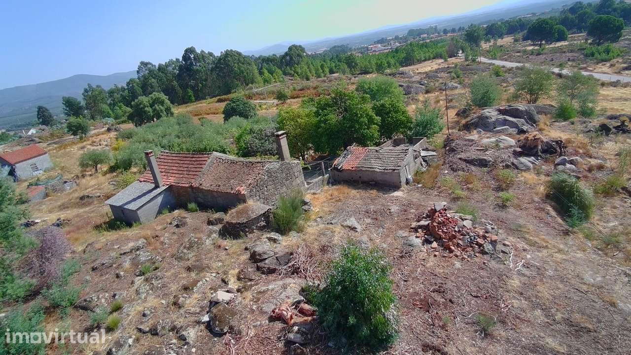 Quinta com casa para recuperar localizada na tranquila Aldeia de Quint - Grande imagem: 2/21