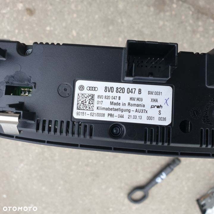 AUDI  A3 8V PANEL KLIMATYZACJI 8V0820047B 13R - 2