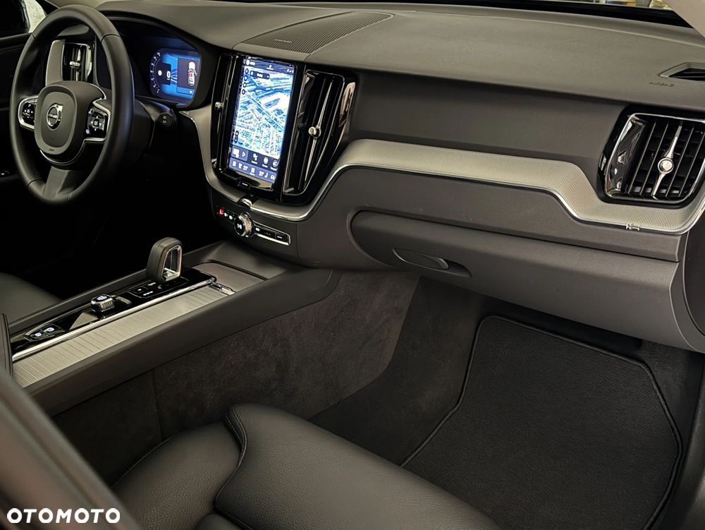 Volvo XC 60 B4 D AWD Plus Dark - 24