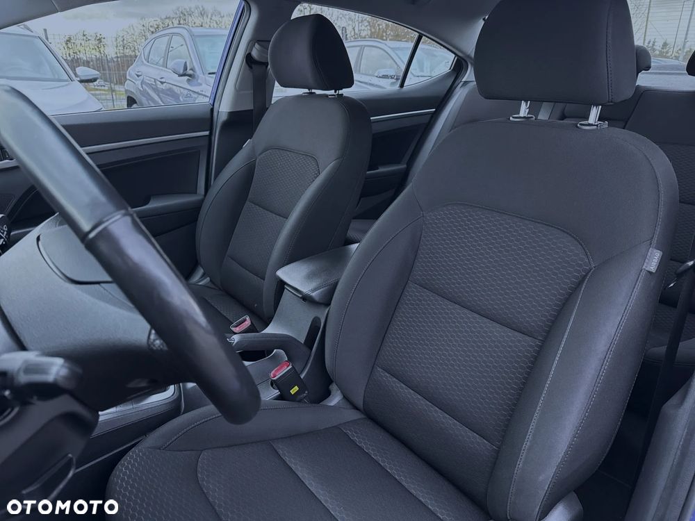 Hyundai Elantra 1.6 Comfort - 16