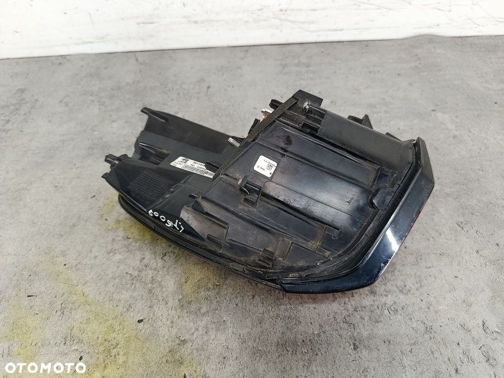 LAMPA TYLNA LEWA PEUGEOT 5008 II 9811028080 81570101 - 3