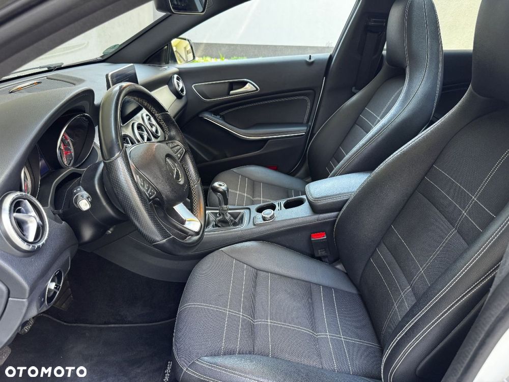 Mercedes-Benz CLA 180 Urban - 17