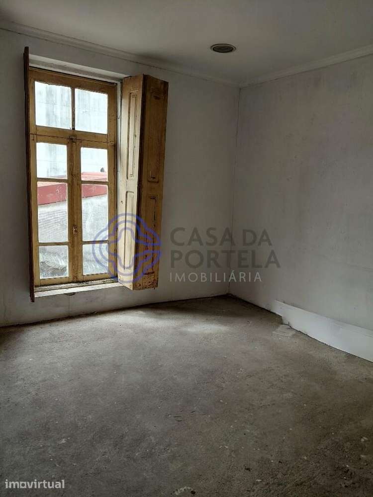 Prédio com  R/C e 1º andar para recuperar para Habitação e comercio - Grande imagem: 3/22