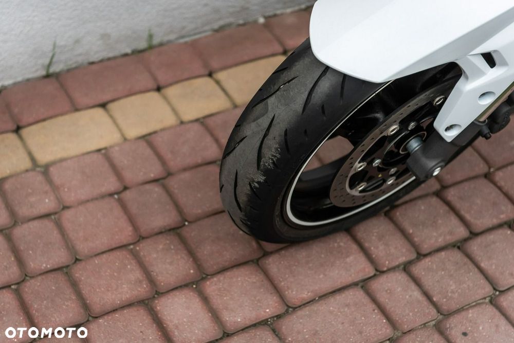 Suzuki GSR - 9