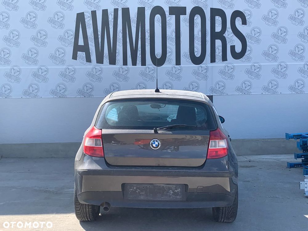 BMW 1 4667 *SAMOCHÓD NA CZĘŚCI* 2006 HAVANNA METALLIC (A17) MASKA, LAMPA, DRZWI, LUSTERKO, ZDERZAK, GRILL, BŁOTNIK, KLAPA, BELKA, DESKA, FOTELE, KANAPA, ĆWIARTKA KIEROWNICA, TARCZE, ZACISKI, ZAWIESZENIE, KOMPLETNY PRZÓD, KOMPLETNY TYŁ, LICZNIK, ZEGARY, PRAWE LEWE PRZÓD TYŁ - 2