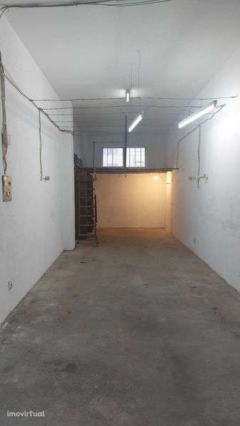 Garagem/Armazém 35m2 Vilar de Andorinho | Metro à Porta | 3 Carros - Grande imagem: 3/4