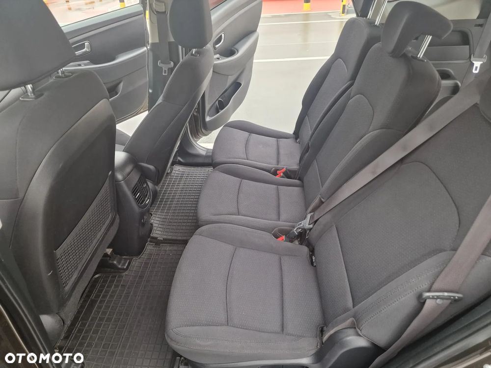 Kia Carens - 9