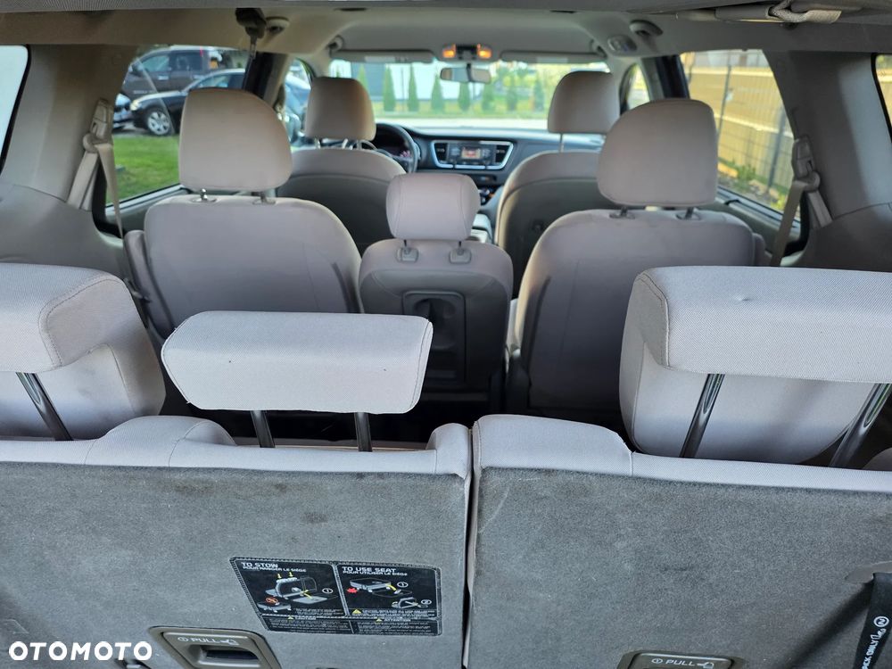 Kia Sedona - 8