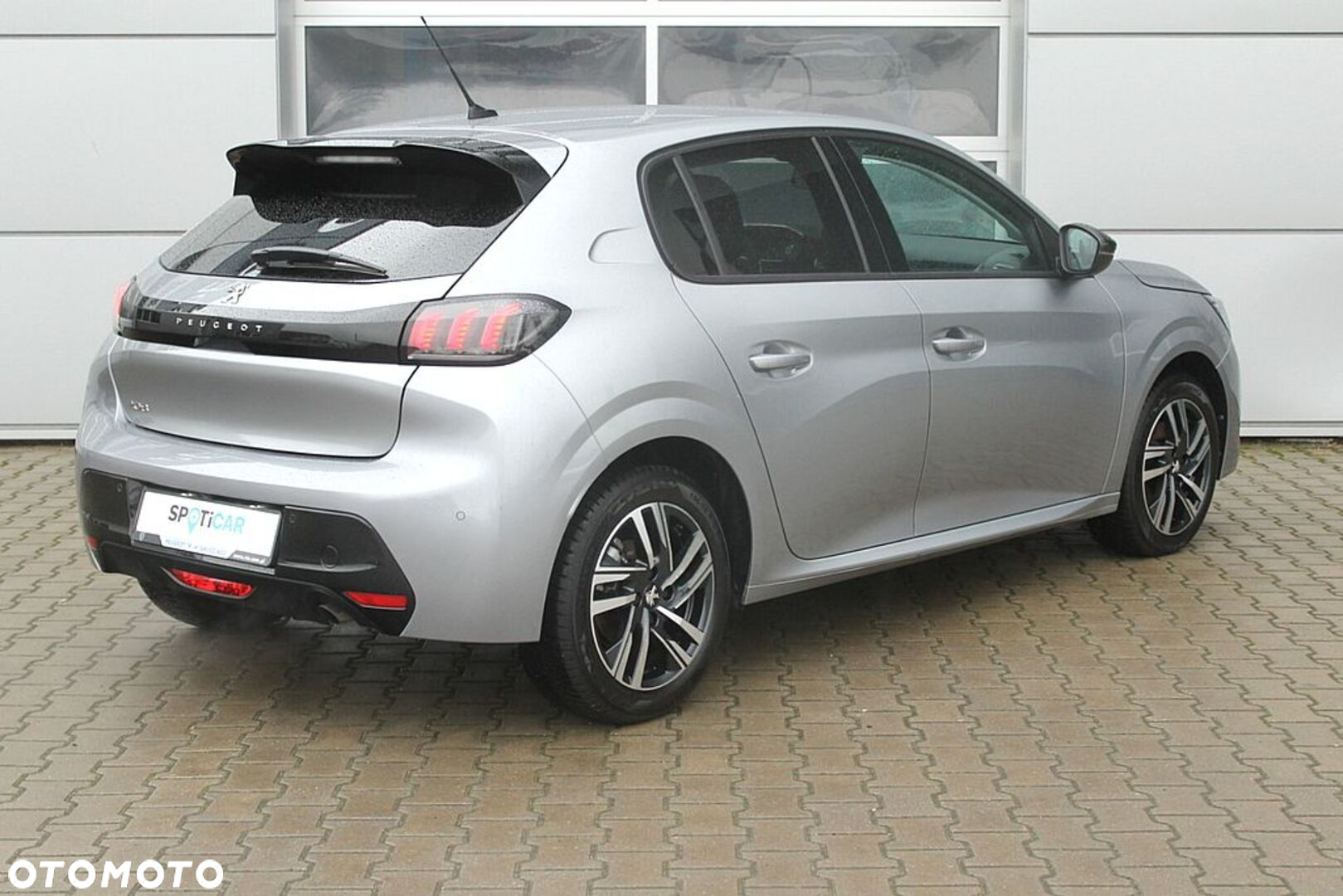 Peugeot 208 - 8