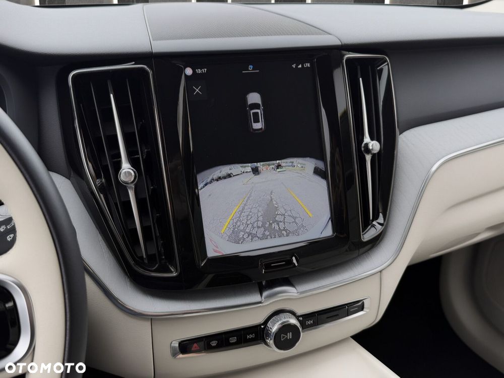 Volvo XC 60 B4 D Plus Dark - 20