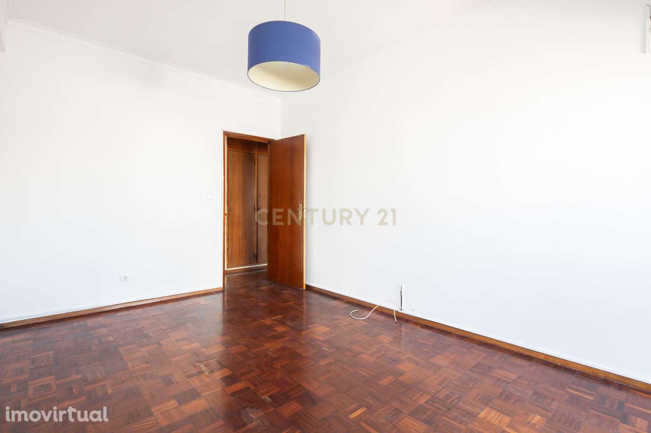 Apartamento T2 em Laranjeiro com vista desafogada e boa localização - Grande imagem: 2/18