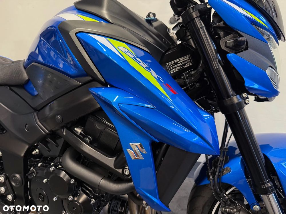 Suzuki GSX - 32