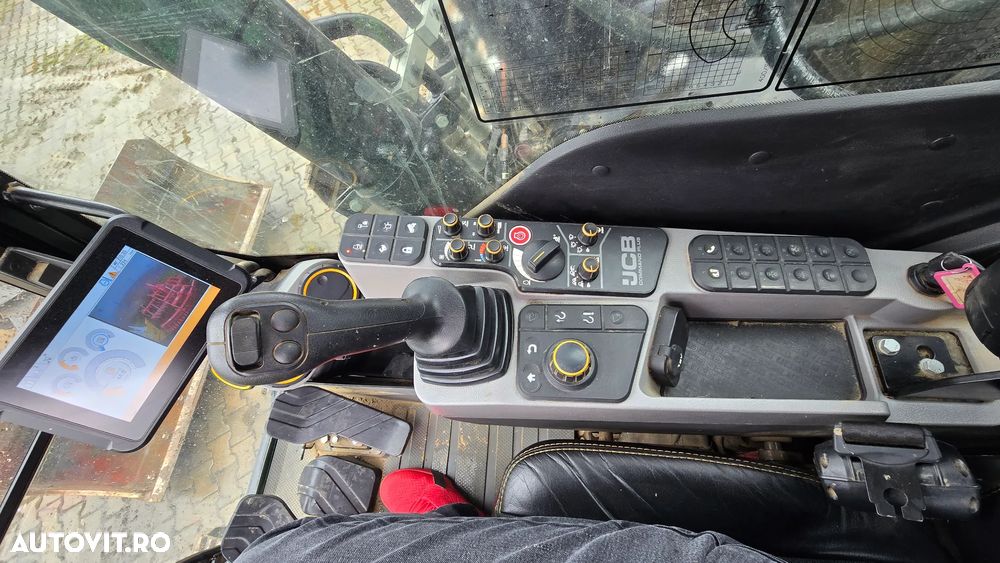 JCB 220 X LC Black - 11