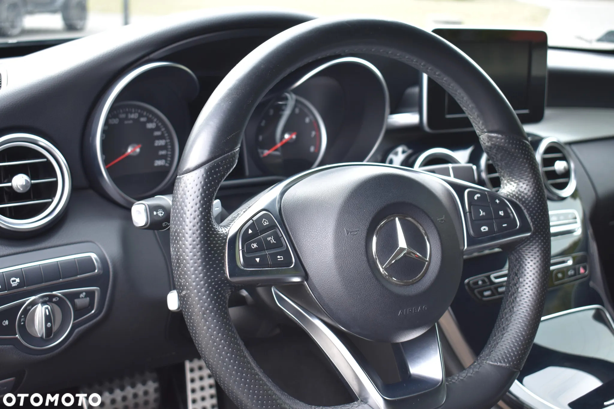 Mercedes-Benz Klasa C 300 9G-TRONIC - 38