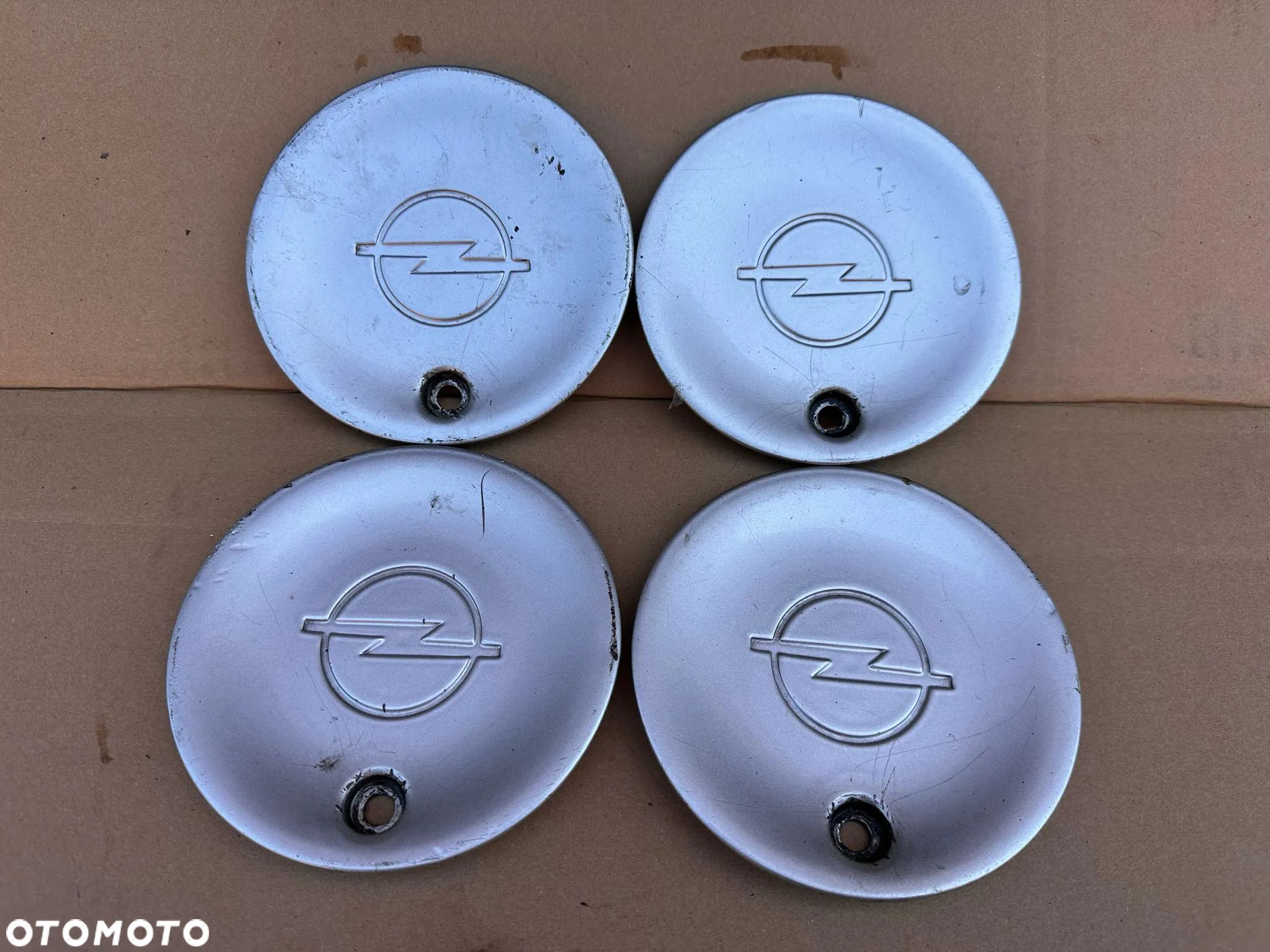 Dekielki emblematy Opel Corsa Astra / 90 425 802 003 0083 / Komplet - 1