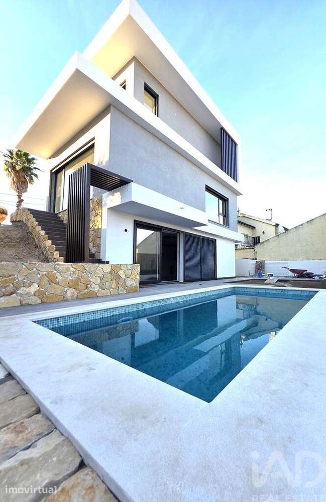 Casa T4 em Charneca De Caparica E Sobreda de 213,00 m2