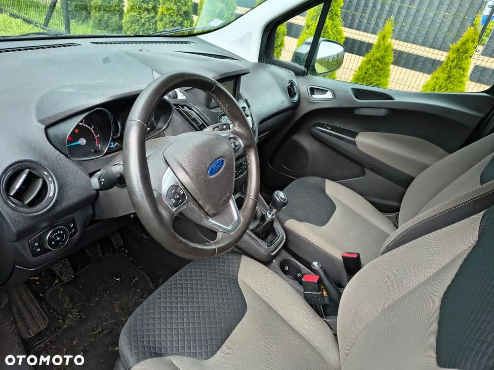 Ford Tourneo Courier - 12