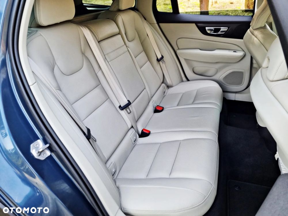 Volvo V60 Cross Country B5 B AWD Plus - 23