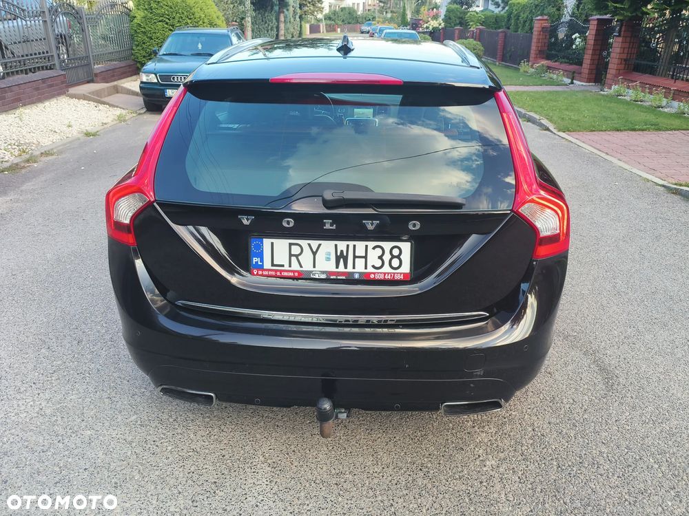 Volvo V60 D6 AWD Plug-in Hybrid R-Design Momentum - 23