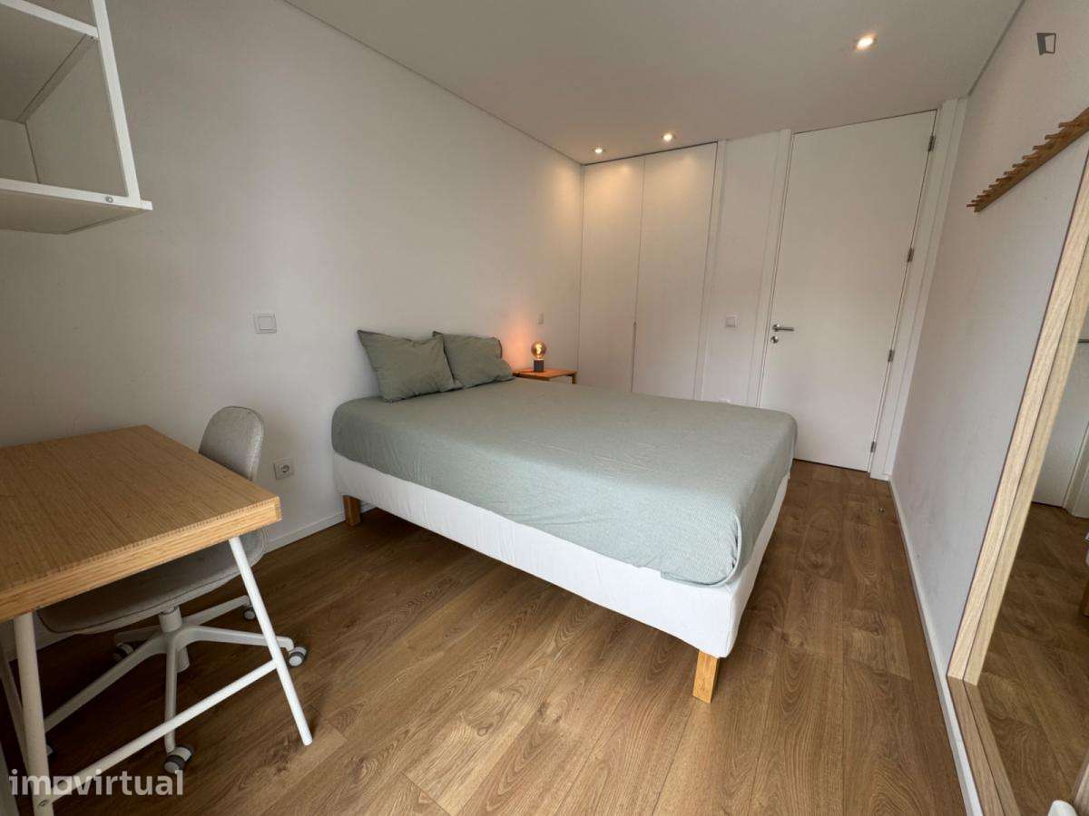 Quarto - localizado em Paranhos Porto - Grande imagem: 5/9