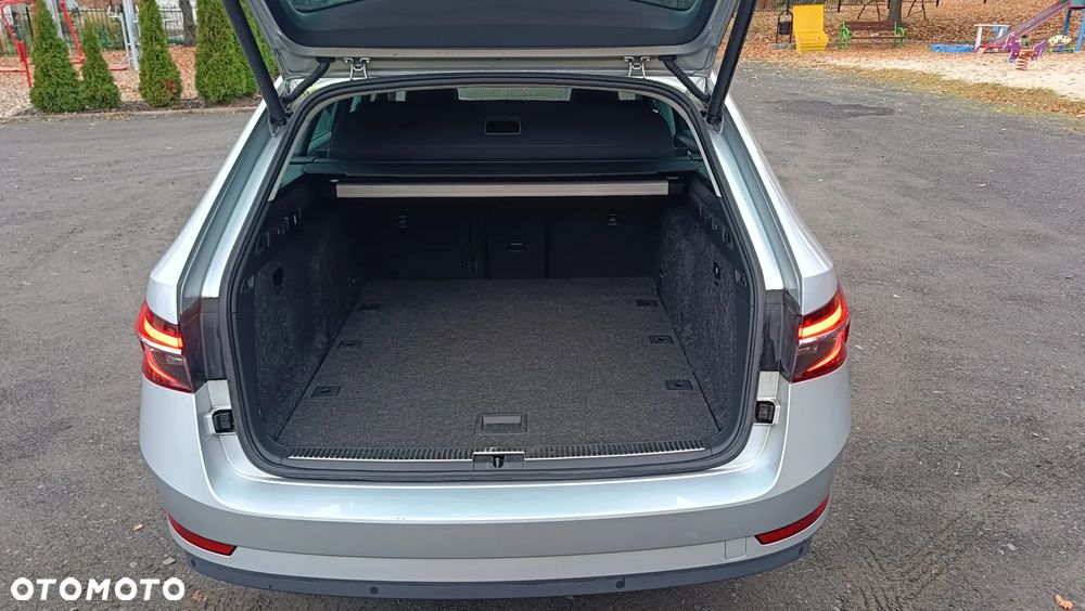 Skoda Superb 2.0 TDI DSG Premium Edition - 17