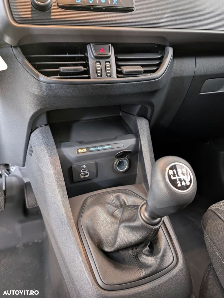 Ford Transit Courier - 23
