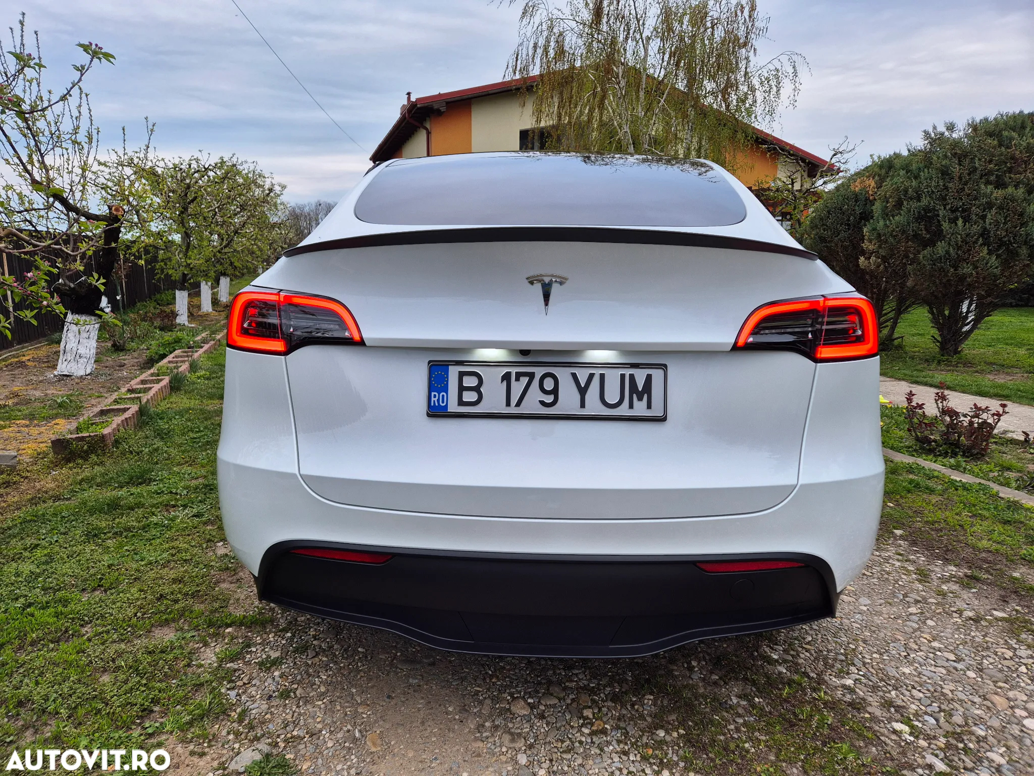 Tesla Model Y - 10