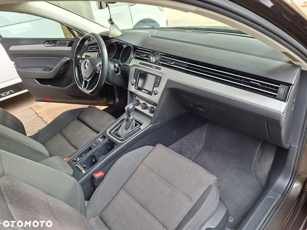 Volkswagen Passat - 11