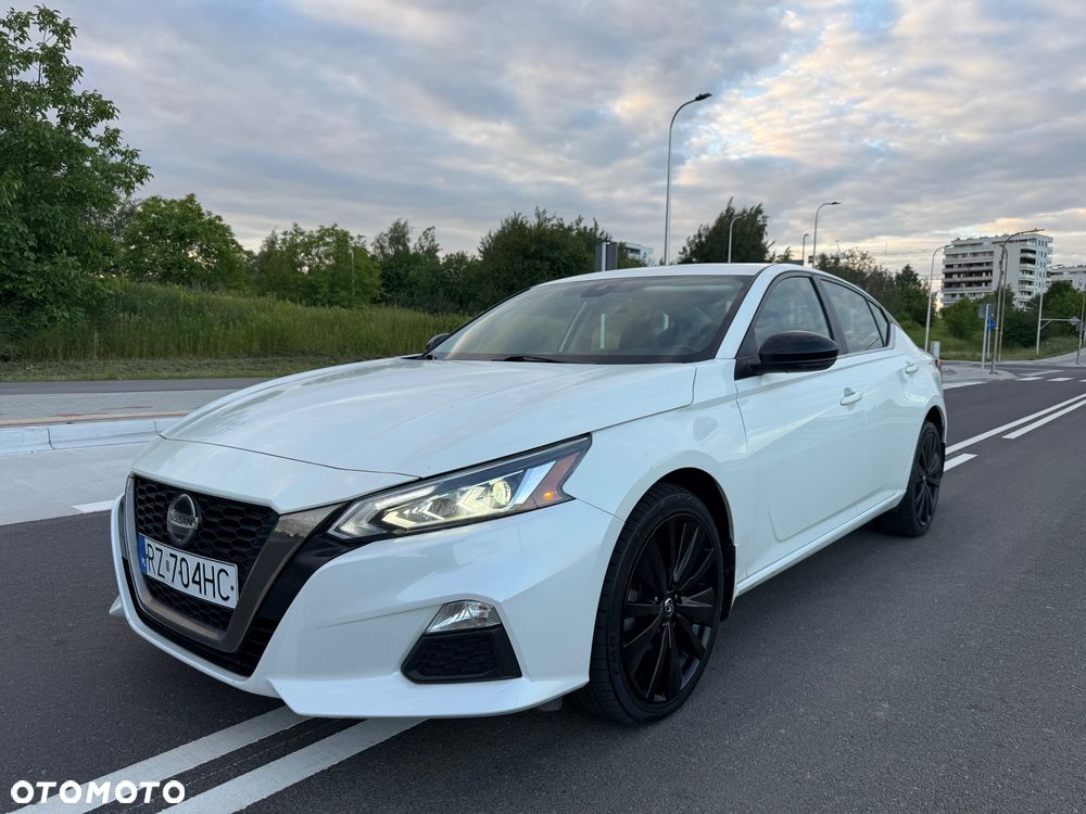 Nissan Altima - 5