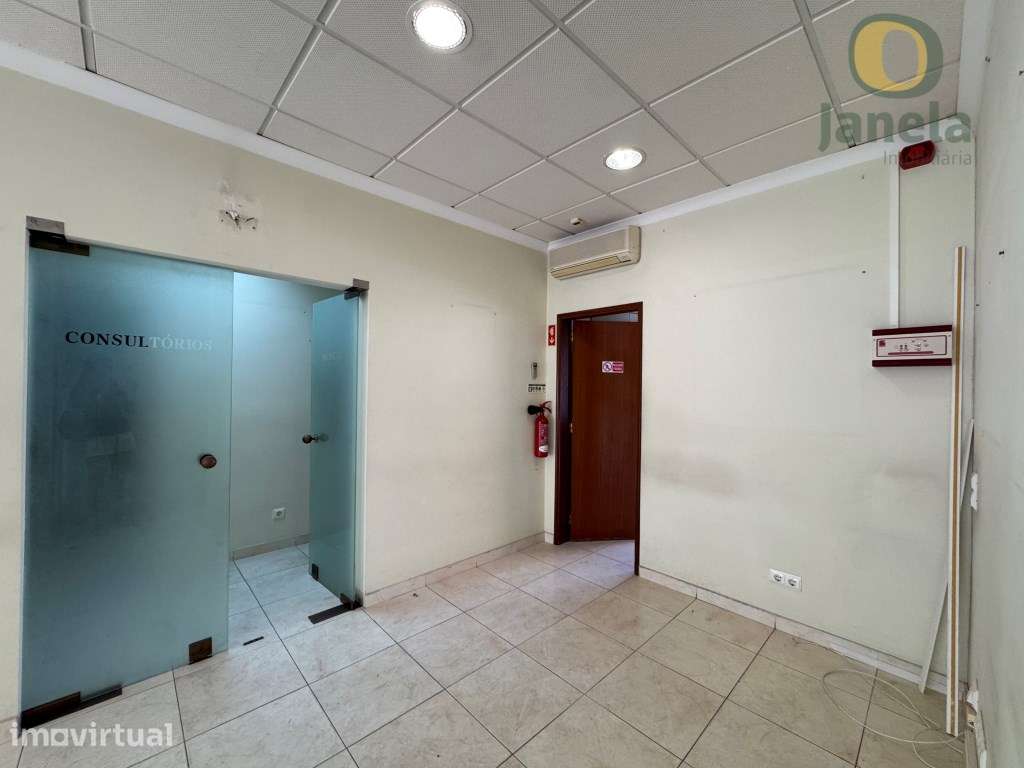 Espaço Comercial junto ao Hospital de Faro - 122,87 m² e 2 Lugares ... - Grande imagem: 2/13