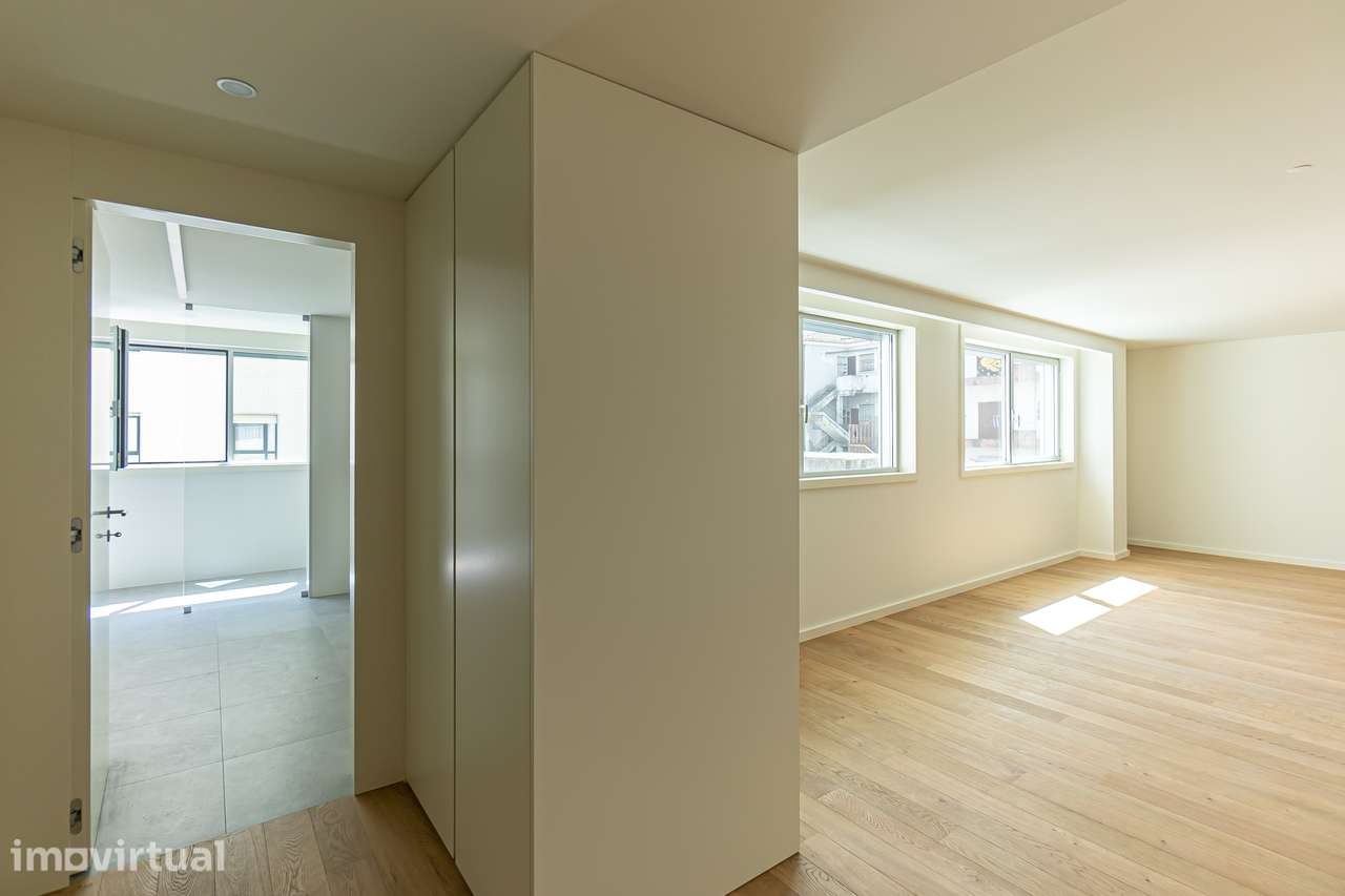 T3 Novo em Condomínio com Jardim, 3 Garagens, Permuta Possível - Grande imagem: 2/24