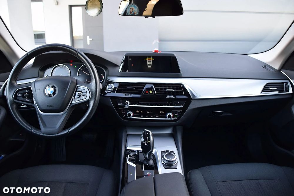 BMW Seria 5 518d - 14