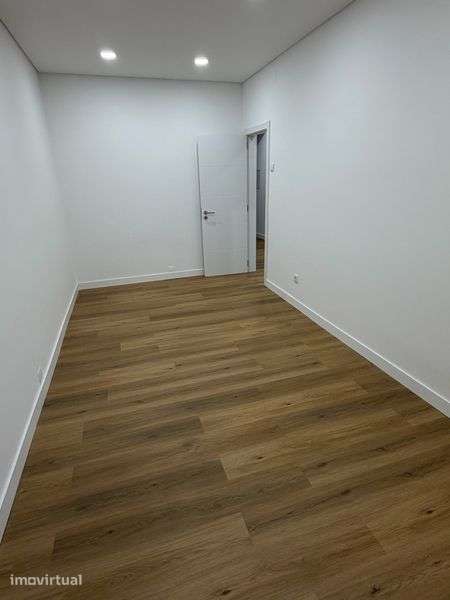 T2 totalmente remodelado em Águas Livres – 295.000 € - Grande imagem: 4/9