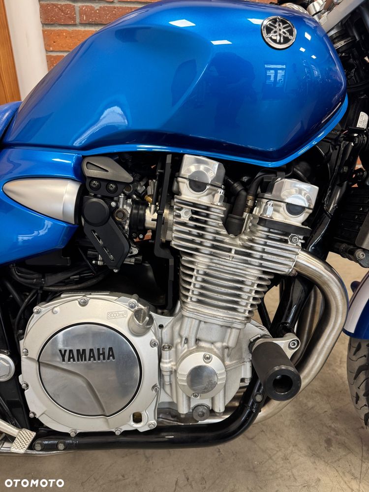 Yamaha XJR - 12