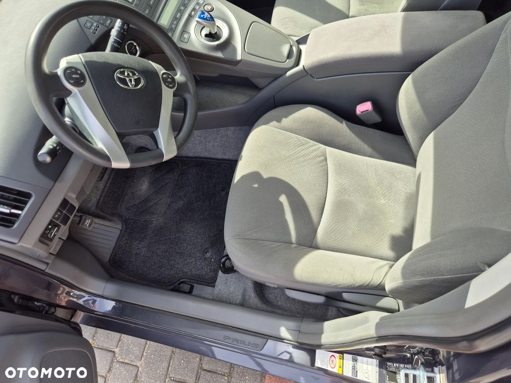 Toyota Prius (Hybrid) - 8