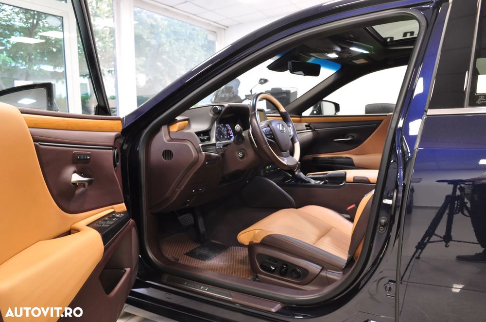 Lexus Seria ES 300h 2.5 TNGA HV 25H- 4X2 CVT Luxury Tech - 6