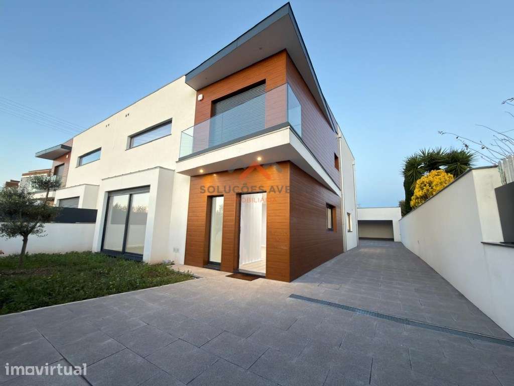 Moradia T4 de Arquitetura Moderna - Luminosidade, Conforto e Locali...