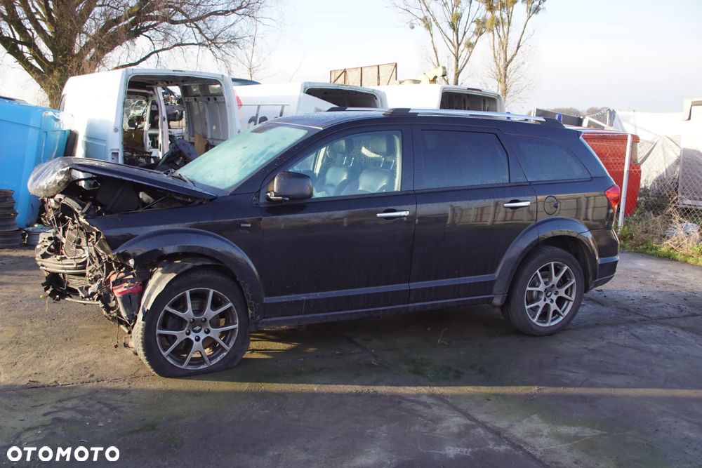 Auto na części - Fiat Freemont 2.0 MultiJet 140 KM 939B5000 C63563517 628 2014R Silnik Skrzynia Drzwi Błotnik Lusterko Zderzak Klapa Lampa Deska Kokpit Sterownik Moduł Czujnik Licznik Wyświetlacz Kierownica Panel - 9