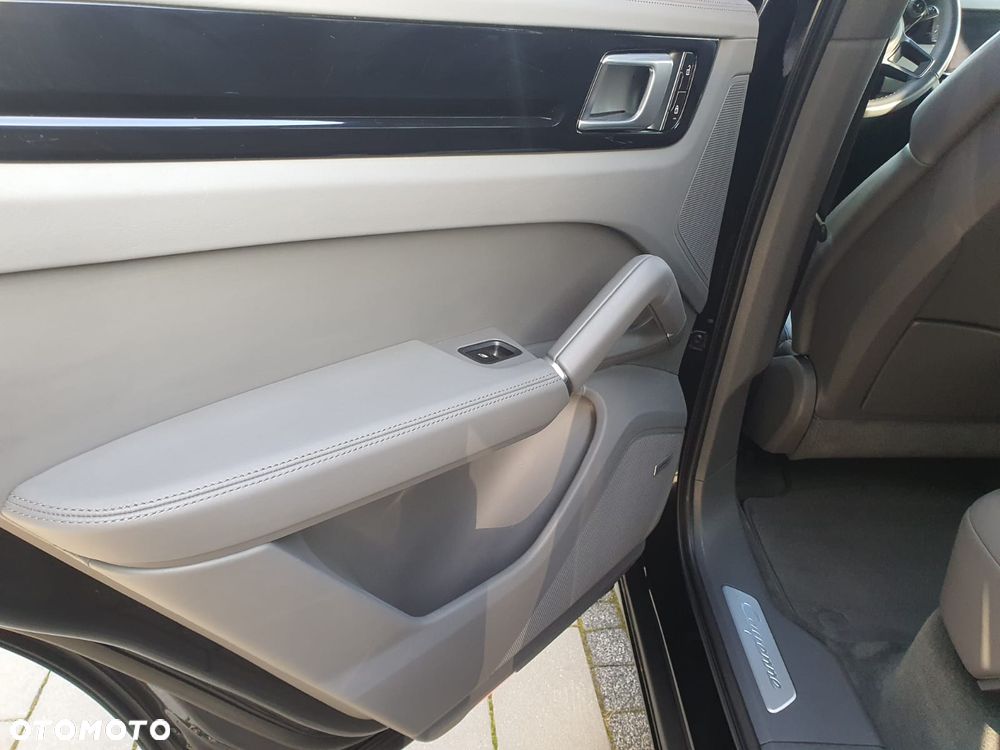 Porsche Cayenne Platinum Edition - 14